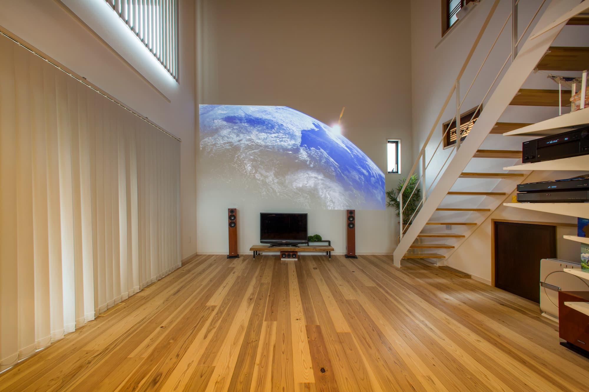 吹き抜けリビングのある開放的なおうち 画像