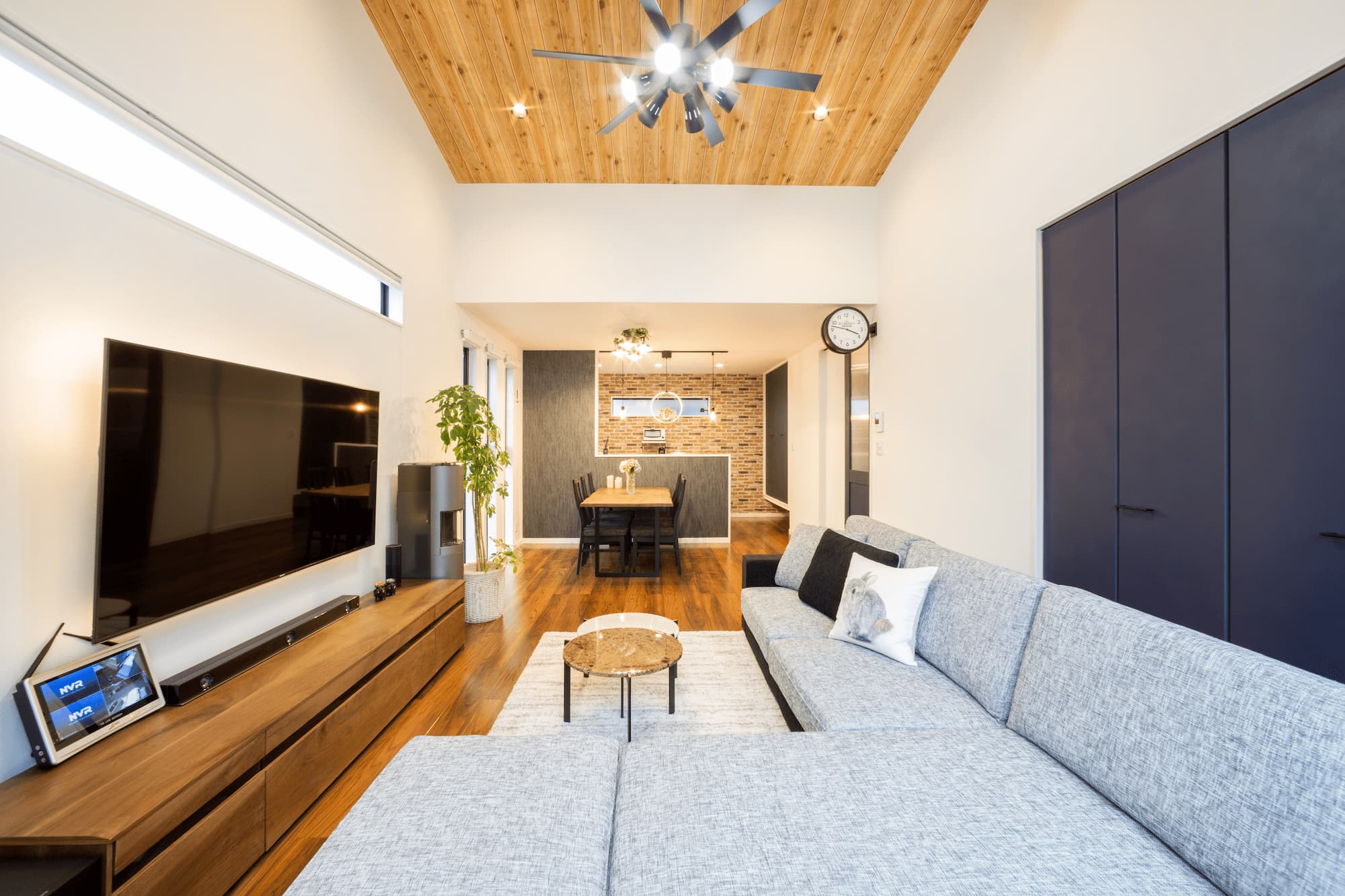 勾配天井のモダンなおうち 画像