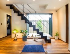 玄関で魅せるおうち