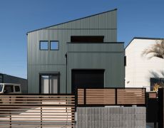 無骨なガレージのあるおうち